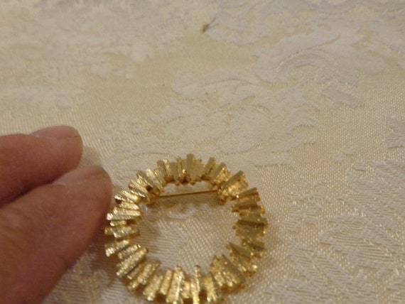 GOLDEN STARBURST PIN - Circular Brooch Pin - 1 1/… - image 2