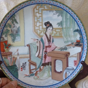 HSI-CHUN 8 5/8&quot; Imperial Jingdezhen Porcelain Plate #4 Beauties of the Red Mansion Series 1987 Plate Zhao Huimin - Geisha at desk painting