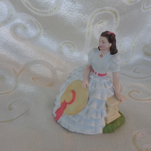 Avon SCARLETT O'HARA 4 1/2 TALL Porcelain Figurine - Images of Hollywood Gone With The Wind Scarlett O'Hara Figurine