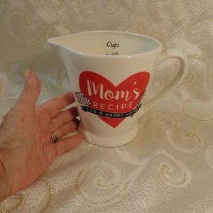 LAURIE VEASAY &quot;Our Name is Mud&quot; MEASURING Cup - 5&quot;H x 5&quot;D Lip x 3 3/4&quot;D Base - &quot;Mom&#39;s Recipe for a Happy Home&quot; Micro/Dishwater Safe