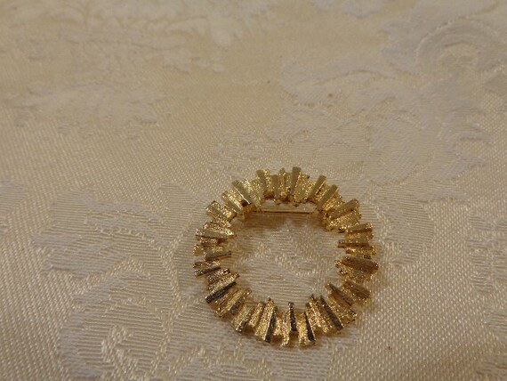 GOLDEN STARBURST PIN - Circular Brooch Pin - 1 1/… - image 4
