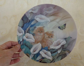 ALLURING LILIES KITTY Plate - 8 1/4"D - Lily Chang 3rd Issue in Petal Pals Collection - Numbered - Kittens/Butterfly/Lilies - 1992