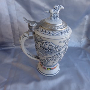 Avon STEIN - WINNERS CIRCLE Stein #126647 - Metal Hinge w/Ceramic Cap display of Racer and Horse    1992 Great Condition