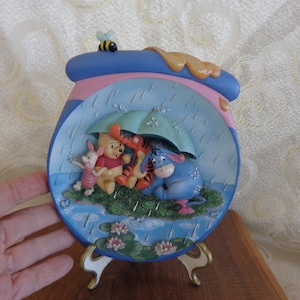 WINNIE THE POOH Honeypot Wall Plate - 7&quot;H x 6&quot;D - Resin  3D 1999 &quot;Its a Small Piece of Weather&quot; Numbered Umbrella and Rain Scene  Plate