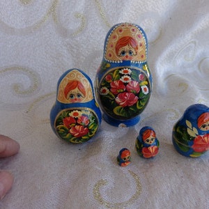 MATRYOSHKA NESTING DOLLS - 1/2&quot; to 3 3/4&quot; Tall - Five Nesting Wooden Hand Painted Russian Theme Matryoshka Nesting Dolls