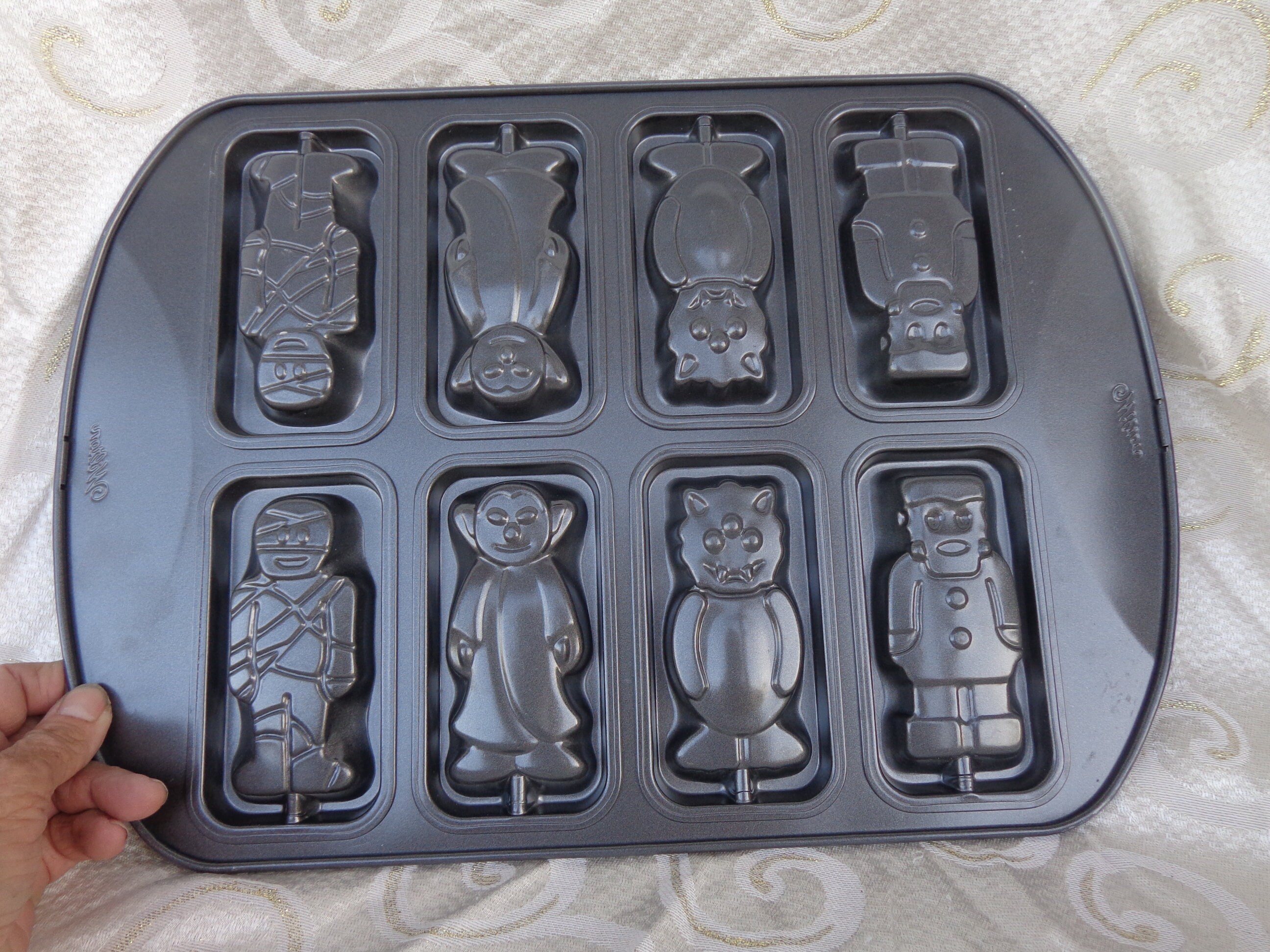 WILTON Halloween 6 Cavity COFFIN CAKE PAN Casket Cupcake CANDY Mold NEW  *RARE*