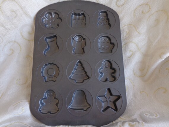 WILTON CHRISTMAS COOKIE Pan 12 Cavity Cookie Pan All Different Designs up  to 3 16 1/2 X 11 1/4 Cookie Pan 