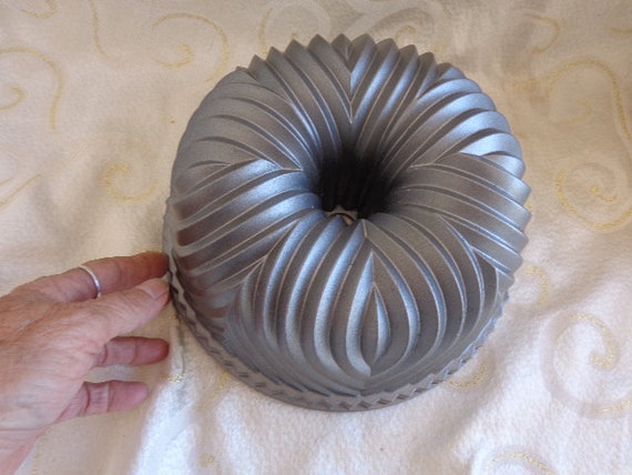 Nordic Ware Bavaria 9 1/8 x 3 7/8 Non-Stick Cast Aluminum Bundt