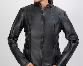 Chaqueta de piel sintética negra para mujer: corte entallado, estilo motero y cremallera frontal.