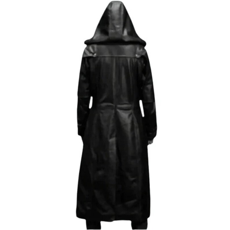 Pu&ograve; includere: Un lungo cappotto di pelle nera con un ampio cappuccio. Il cappotto ha una silhouette lunga e fluida e un collo alto.