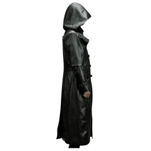 Pu&ograve; includere: Un lungo cappotto di pelle nera con un ampio cappuccio. Il cappotto ha una chiusura a doppio petto e una silhouette lunga e fluida.