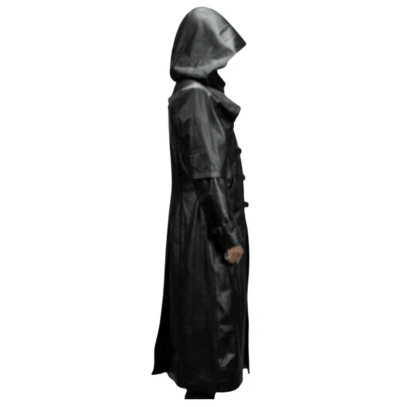 Pu&ograve; includere: Un lungo cappotto di pelle nera con un ampio cappuccio. Il cappotto ha una chiusura a doppio petto e una silhouette lunga e fluida.