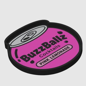 Puede incluir: Un posavasos circular de goma con fondo rosa y borde negro. El dise&ntilde;o muestra la parte superior de una lata de refresco plateada estilizada y el texto negro BuzzBallz Cocktails PINK LEMONADE. El gr&aacute;fico incluye peque&ntilde;os iconos de gotas negras.