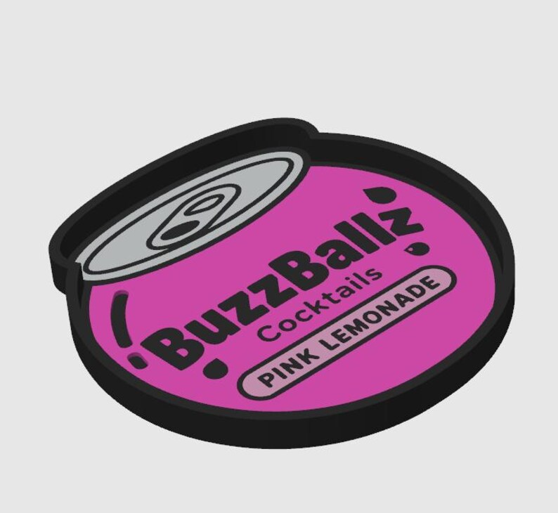 Puede incluir: Un posavasos circular de goma con fondo rosa y borde negro. El dise&ntilde;o muestra la parte superior de una lata de refresco plateada estilizada y el texto negro BuzzBallz Cocktails PINK LEMONADE. El gr&aacute;fico incluye peque&ntilde;os iconos de gotas negras.
