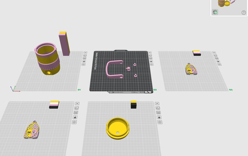 Op de afbeelding: Een digitale 3D-modelleringsinterface met diverse onderdelen, waaronder een gele cilindrische container, een roze U-vormige handgreep, twee kleine roze ronde onderdelen en twee hartvormige hangers met gele en roze patronen.