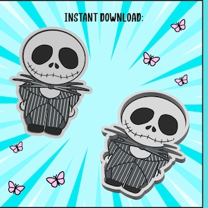 Può includere: Due illustrazioni stilizzate di un personaggio scheletrico con testa bianca rotonda, grandi orbite nere e bocca cucita, che indossa un abito nero gessato con un papillon a forma di pipistrello. Testo: INSTANT DOWNLOAD e TRINKET TRAY.