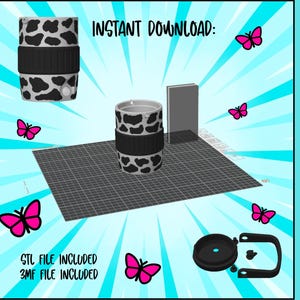 Può includere: Un porta lattina di soda con un design a stampa di mucca in bianco e nero, un'impugnatura nera e un coperchio nero. L'immagine include il testo "INSTANT DOWNLOAD" e "STL FILE INCLUDED 3MF FILE INCLUDED". Farfalle rosa sparse.