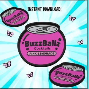 Puede incluir: Tres bandejas redondas para baratijas con forma de latas de c&oacute;ctel BuzzBallz Pink Lemonade. Las bandejas son de color rosa brillante con bordes negros y el texto BuzzBallz Cocktails Pink Lemonade. Peque&ntilde;as mariposas rosas est&aacute;n dispersas.