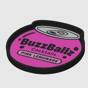 Puede incluir: Un posavasos circular con un gr&aacute;fico rosa de BuzzBallz Cocktails Pink Lemonade. El dise&ntilde;o incluye un borde negro, una ilustraci&oacute;n de una tapa gris y el texto negro BuzzBallz Cocktails PINK LEMONADE sobre un fondo rosa vibrante.