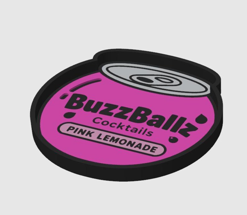 Puede incluir: Un posavasos circular con un gr&aacute;fico rosa de BuzzBallz Cocktails Pink Lemonade. El dise&ntilde;o incluye un borde negro, una ilustraci&oacute;n de una tapa gris y el texto negro BuzzBallz Cocktails PINK LEMONADE sobre un fondo rosa vibrante.