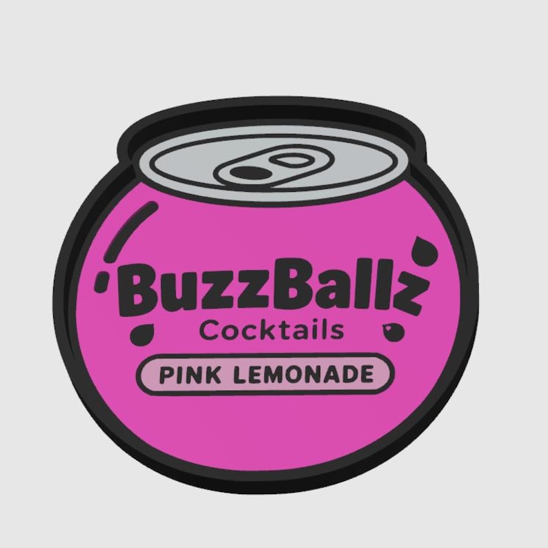 Puede incluir: Un gr&aacute;fico circular de color rosa de un envase de bebida BuzzBallz Cocktails Pink Lemonade con un borde negro. El dise&ntilde;o presenta una parte superior plateada con una anilla, el texto BuzzBallz Cocktails y el sabor PINK LEMONADE en negro.
