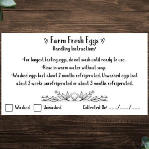 Könnte beinhalten: Eine weiße Karte mit schwarzem Text und einem floralen Design. Die Karte enthält Anweisungen zum Umgang mit frischen Eiern vom Bauernhof, einschließlich Informationen zum Waschen und Lagern. Die Karte hat auch ein Kontrollkästchen für "Gewaschen" und "Ungewaschen" sowie einen Platz, um das Datum der Ei-Sammlung einzutragen.