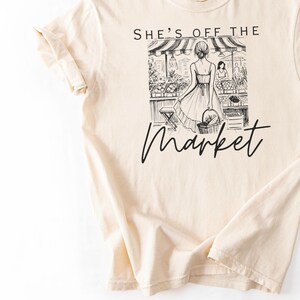 彼女は市場から外れたTシャツ、カジュアルファッション、花嫁になる人への贈り物、婚約発表、夏服、婚約者への贈り物、未来のミセスTシャツ、