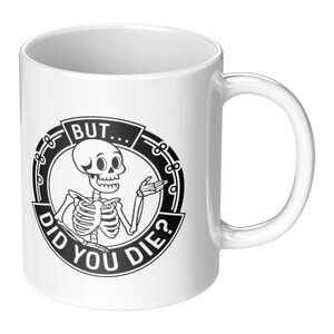 Peut inclure: Mug en céramique blanche avec un motif de squelette noir et blanc et le texte "BUT... DID YOU DIE ?". Le squelette est dans un cadre circulaire. La tasse a une anse incurvée.