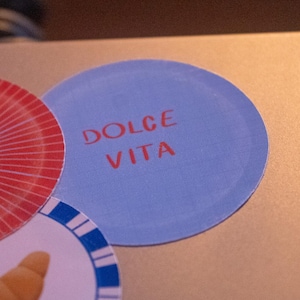 Autocollant Dolce Vita — Sticker Assiette Rétro | Papeterie Méditerranéenne Fika | Journal, Laptop, Cadeau Été