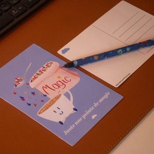 Carte "Juste une pointe de magie" – Illustration tasse et sac de magie – Message positif et inclusif