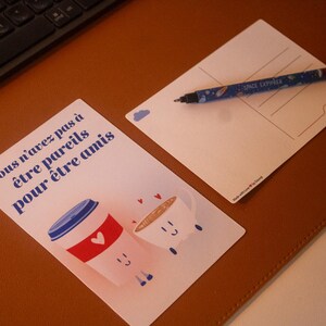 Carte “Vous n'avez pas à être pareils pour être amis” – Illustration tasse et gobelet – Message positif et inclusif