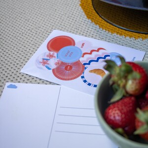 Carte “Assiettes” Fika – Illustration tasse et gobelet – Message positif et inclusif