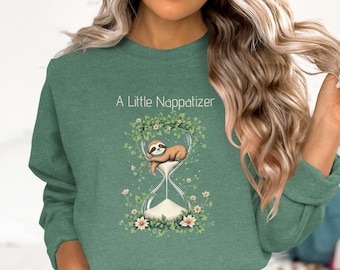 Felpa con clessidra e bradipo carino Un piccolo regalo divertente per gli amanti degli animali Nappatizer Maglietta grafica unica Maglietta per il tempo libero Maglietta per gli amanti della natura