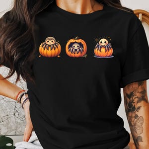 Słodki Pająk w Dyni Wzór T-shirt, Halloween Cartoon Bluza, Uroczy Pająk Dynia Grafika T-shirt, Jesienny Sezon T-shirt Prezent