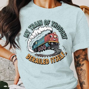 Mein Zug von Gedanken entgleiste lustiges Zug T-Shirt, Humorvoller Zug Aufkleber, Geschenk für Eisenbahnliebhaber, Bekleidung für Eisenbahnbegeisterte