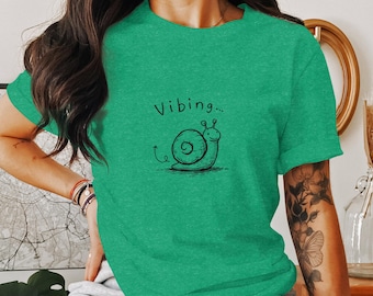 Lustiges Schnecken Vibing T-Shirt, süßes Schnecken Grafik T-Shirt, Schnecken Liebhaber Geschenk Shirt, lässiges Schnecken Thema Kleidung, einzigartiges Tier Print Top