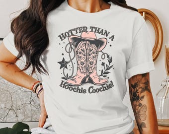 Camiseta con gráfico "Hot Than A Hoochie Coochie" del oeste, divertida camiseta de música country, diseño retro de vaquera, estilo sureño para mujer.