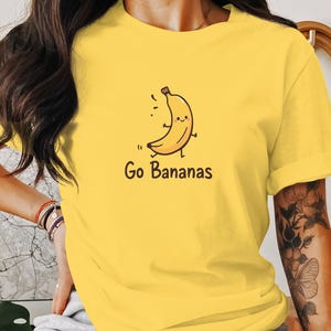 面白い Go Bananas Tシャツ かわいいバナナグラフィックTシャツ 風変わりなフルーツシャツ 楽しいスウェットシャツ バナナ愛好家へのギフト ユニークなカジュアルトップス