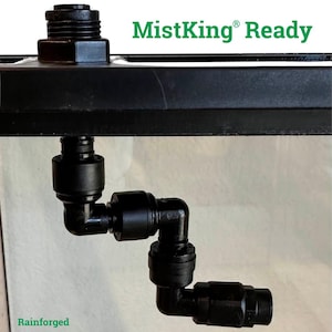 以下が含まれることがあります： 1/4インチのバーブフィッティング付きの黒いプラスチック製のMistKing Readyノズル。ノズルは黒いプラスチックパイプに取り付けられており、テラリウムに設置する準備ができています。