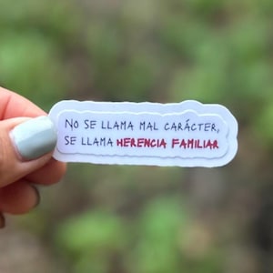 Não se chama Mal Carácter se chama Herencia Familiar | Atitude Latina | Espanhol engraçado adesivo | Espanhol Sarcástico | Adesivo resistente à água