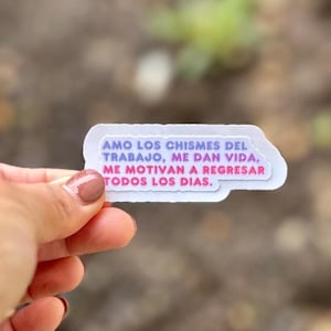 Amo los chismes del trabajo | Sticker vinyle mat | Résistant à l'eau | Espagnol | Potins | Chisme | Amusant et impertinent | Sticker | Amusement de bureau | Humour