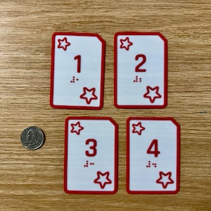 Jeu de cartes mathématique accessible avec braille, graphismes tactiles en relief et contraste des couleurs