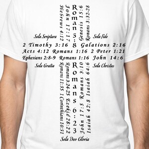 Puede incluir: Camiseta blanca con un diseño de cruz negra compuesto por versículos bíblicos y las frases «Sola Scriptura», «Sola Fide», «Sola Gratia», «Sola Christus» y «Sola Deo Gloria». Cuello redondo.