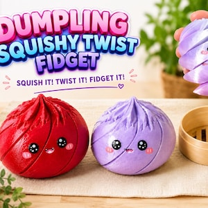 Op de afbeelding: Twee ronde dumpling-vormige fidget toys, een rode en een paarse, elk met een lachend gezicht en roze wangen. Een derde paarse draaibare fidget toy wordt boven een klein houten stoommandje gehouden. Tekst: DUMPLING SQUISHY TWIST FIDGET SQUISH IT! TWIST IT! FIDGET IT!