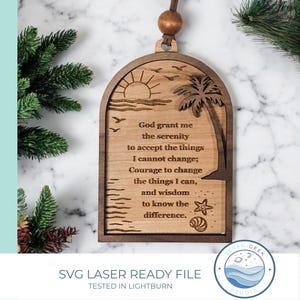 Puede incluir: Colgante de pared de madera con temática de playa, con un sol, una palmera y el texto "God grant me the serenity...". El diseño incluye una estrella de mar y una concha. Con cordón de cuero y cuenta de madera.