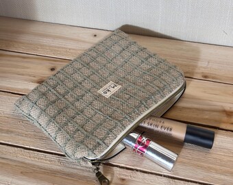 Bolsa de maquillaje de tela con cremallera verde texturizada, ideal para decorar el hogar