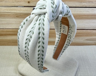 Diadema anudada hecha a mano, tela blanca con estampado de hojas verdes