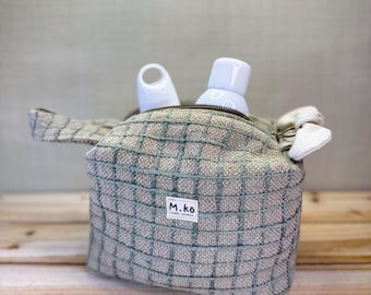 Bolsa con cremallera para cosméticos, hecha a mano, con textura y tapizado.