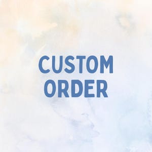 Peut inclure: Un graphique numérique présentant le texte CUSTOM ORDER en lettres capitales bleues, grasses et sans empattement, centré sur un fond aquarelle doux et mélangé avec des nuances claires de bleu, de pêche et de blanc sur toute la composition.