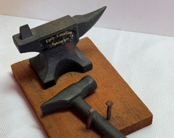 vintage 4.5" mini ANVIL cast iron w/ Hammer CANADA FORGE jewelry tool Nutcracker
